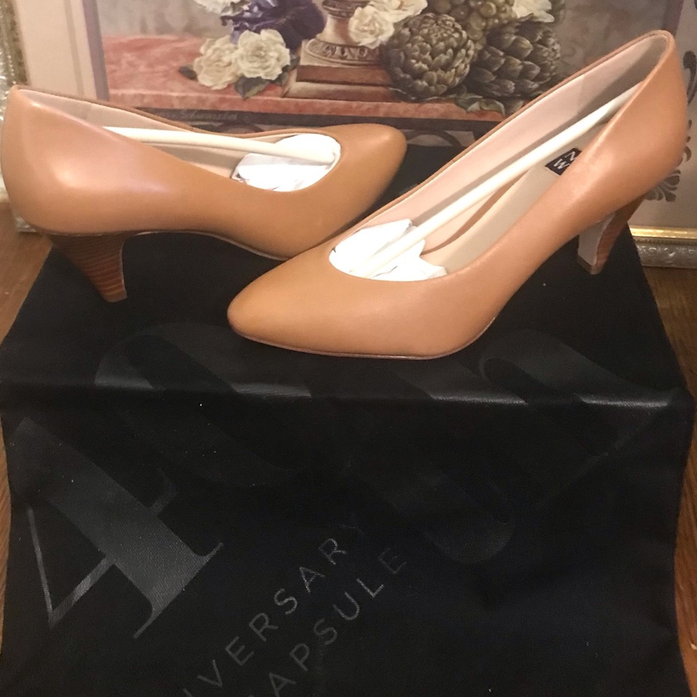 Nine West size 7 natural pumps
